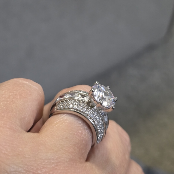 Sparkling Silver and White Diamond Like Ring - Picture 5 of 11